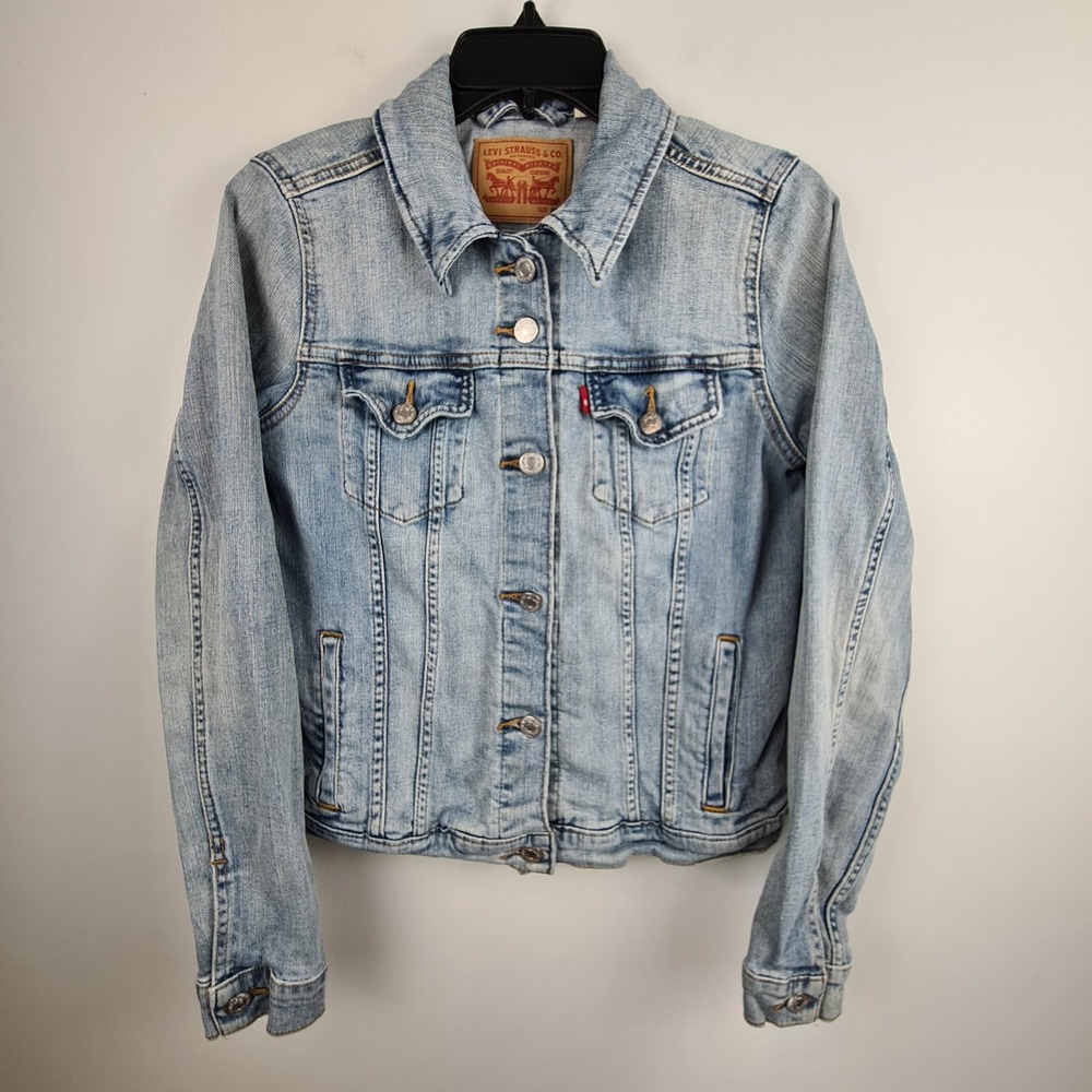 Levis Womens Light Wash Denim Trucker Jacket Size M Blue Button Up Jean Coat